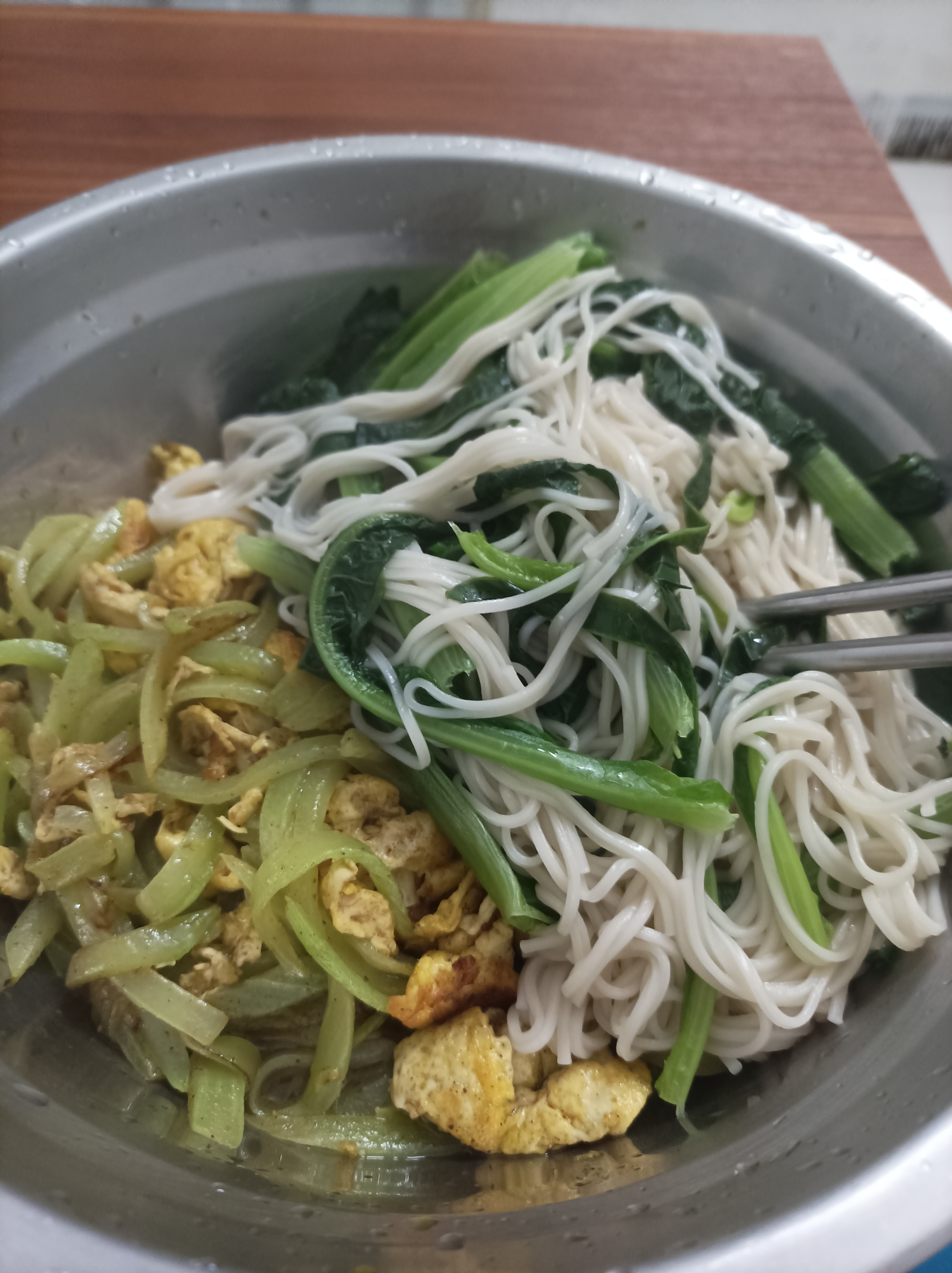 嗯，真香，莴笋炒鸡蛋拌面